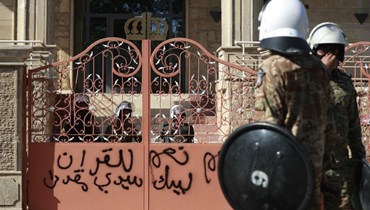 قوات الأمن العراقية تحرس مدخل السفارة السويدية في بغداد، بعد أن ورد أن المتظاهرين خرقوا المبنى لفترة وجيزة بسبب حرق المصحف في السويد (29 حزيران 2023 - أ ف ب).