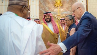 الرئيس نجيب ميقاتي إلى جانب ولي العهد السعودي محمد بن سلمان.