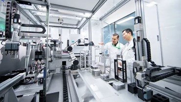 أليكس زافورونكوف (إلى اليسار) في مختبر الروبوتات التابع للشركة في مدينة سوجو الصينية.