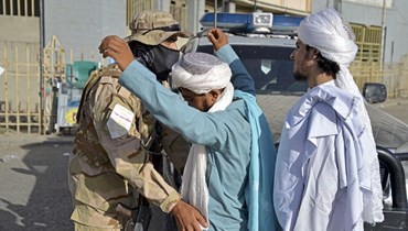 عنصر من "طالبان" عند نقطة تفتيش في أفغانستان (أ ف ب).