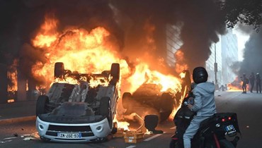 إحراق سيّارات في نانتير الفرنسية خلال الاحتجاجات على قتل شرطيّ فرنسيّ الشاب نائل يوم الثلاثاء الماضي (أ ف ب)