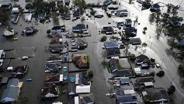 صورة ارشيفية- منازل غرقت في السيول في جان لافيت في لوس انجليس من جراء الاعصار ايدا (30 آب 2021، أ ب).  