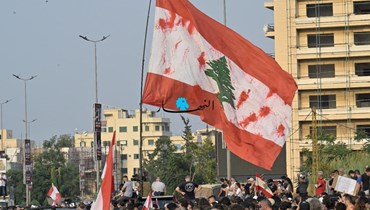 علم لبنان ملطّخ بالدم (تعبيرية).