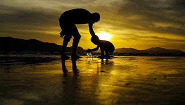 غروب الشمس على شاطئ في إندونيسيا (أ ف ب). 