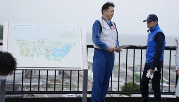 غروسي خلال تفقّده محطة فوكوشيما النووية المتضررة في اليابان (أ ف ب).