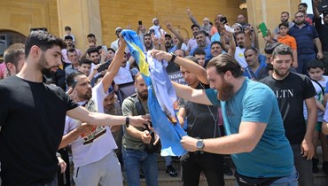 حرق العلم السويدي والإسرائيلي في وسط بيروت عقب صلاة الجمعة (نبيل إسماعيل). 