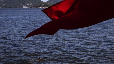 رجل يذهب للسباحة في خليج كيليت في هونغ كونغ  (أ ف ب). 