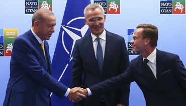 إردوغان (إلى اليسار) مصافحا كريسترسون أمام ستولتنبرغ قبل اجتماعهما، عشية قمة الناتو، في فيلنيوس (10 تموز 2023، أ ف ب).