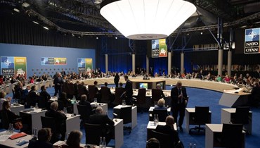 مشاركون في قمة الناتو يحضرون جلسة العمل الأولى في فيلنيوس (11 تموز 2023، أ ف ب).