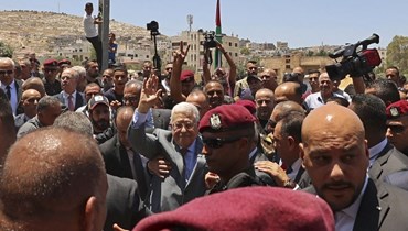 عباس (في الوسط) يصل لوضع إكليل على قبور الفلسطينيين الذين قتلوا في العملية العسكرية الإسرائيلية الأخيرة في مخيم جنين شمال الضفة الغربية المحتلة (12 تموز 2023، أ ف ب). 