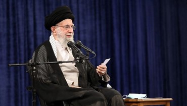 خامنئي متكلما امام طلاب ورجال دين خلال تجمع في طهران (12 تموز 2023، أ ف ب).