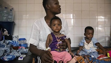 صورة ارشيفية- أطفال يعانون سوء التغذية ينتظرون تلقي العلاج في قسم طب الأطفال في مستشفى بولميوغو بواغادوغو في بوركينا فاسو (15 نيسان 2022، أ ب). 