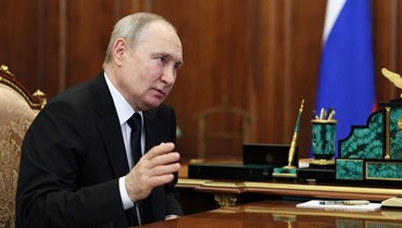 بوتين خلال لقائه وزير الصحة في الكرملين بموسكو (12 تموز 2023، أ ف ب).