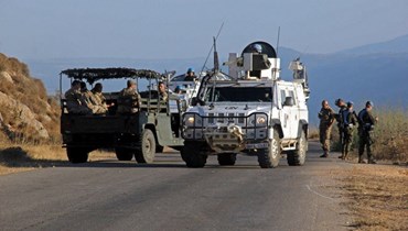 دورية مشتركة ما بين الجيش اللبناني وقوات اليونيفيل عند الشريط الحدودي (أ ف ب).