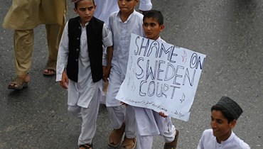طلّاب خلال تظاهرة في إسلام أباد للاحتجاج على حرق القرآن أمام مسجد في ستوكهولم (أ ف ب). 