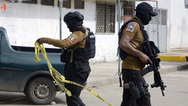 أعضاء فريق التدخل التكتيكي يتفقدون المنطقة التي قُتل فيها الصحافي المكسيكي نيلسون ماتيوس في المكسيك (15 تموز 2023، "أ ف ب"). 