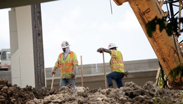 عمال بناء يعملون في ورشة بناء خلال موجة حر في هيوستن بتكساس (14 تموز 2023، أ ف ب).