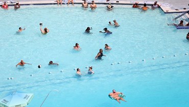 أشخاص يستمتعون بوقتهم في مسبح هورس شو لاس فيغاس خلال موجة حر في لاس فيغاس في نيفادا (14 تموز 2023، أ ف ب). 