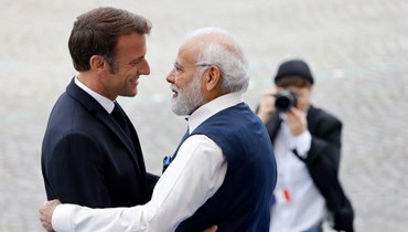 الرئيس الفرنسي إيمانويل ماكرون ورئيس الوزراء الهندي ناريندرا مودي (أ ف ب).