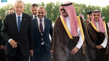 نائب محافظ مكّة الأمير بدر بن سلطان بن عبد العزيز  ووزير الخارجية السعودي فيصل بن فرحان في استقبال الرئيس التركي رجب طيب إردوغان بعد وصوله إلى جدّة (وكالة الأنباء السعودية). 