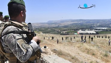 جندي لبناني يُراقب الحدود اللبنانية الجنوبية أثناء تظاهرة داعمة لفلسطين (15 أيار 2021- تصوير حسام شبارو).