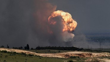 انفجار ذخيرة ناجم عن حريق في ميدان تدريب عسكري في منطقة كيروفسكي بشبه جزيرة القرم (19 تموز 2023، أ ف ب).