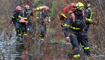 رجال الإطفاء يكافحون الحرائق في كندا (أ ف ب).