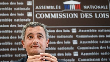 وزير الداخلية الفرنسي جيرالد دارمانان ينتظر بدء جلسة الاستماع أمام اللجنة القانونية في الجمعية الوطنية الفرنسية في باريس (19 تموز 2023، أ ف ب).