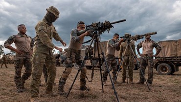 جنود يجربون اسلحة في منطقة التدريب الميداني في تاونسفيل استعدادا لتمرين تاليسمان سابر (19 تموز 2023، أ ف ب).