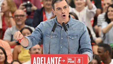 رئيس الوزراء الإسباني ومرشح الحزب الاشتراكي بيدرو سانشيز يلقي خطاباً خلال التجمّع الختامي للحملة في خيتافي، ضواحي مدريد (21 تموز 2023 - أ ف ب).