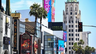 إعلانات لفيلمَي "أوبنهايمر" و"باربي" فوق ممشى المشاهير في هوليوود، كاليفورنيا (21 تموز 2023 - أ ف ب).