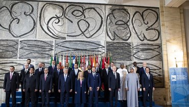 صورة جماعية لرؤساء دول وحكومات مشاركين في مؤتمر روما حول الهجرة، وبينهم الشيخ محمد بن زايد (الثاني من اليمين، 23 تموز 2023، أ ف ب). 
