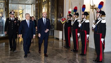 وزير الخارجية الإيطالي أنطونيو تاجاني (إلى اليسار) ورئيس المجلس الأوروبي شارل ميشال لدى وصولهما لحضور المؤتمر الدولي للهجرة في روما (23 تموز 2023، أ ف ب).