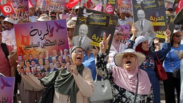 خلال تظاهرة مناهضة للحكومة نظمها تحالف جبهة الإنقاذ الوطني المعارض في تونس العاصمة (25 تموز 2023، أ ف ب). 