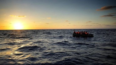 صورة ارشيفية- مهاجرون ينتظرون عناصر من منظمة اوبن آرمز الإسبانية غير الحكومية لانقاذهم في منطقة المياه الدولية في ليبيا في البحر الأبيض المتوسط (15 ايلول 2022، أ ب). 
