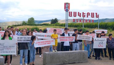 ناشطون يغلقون طريقا في أسكيران للمطالبة بإعادة فتح ممر لاتشين (18 تموز 2023، أ ف ب).