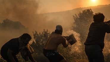 قرويون يحاولون إخماد حريق هائل في البرتغال خلال موجة حرّ (25 تموز 2023، "أ ف ب").