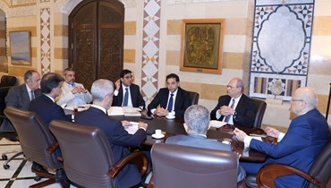 رئيس حكومة تصريف الأعمال نجيب ميقاتي يجتمع أمس للمرة الثانية إلى النواب الأربعة لحاكم مصرف لبنان. 