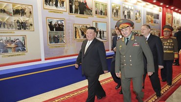  الزعيم الكوري الشمالي كيم جونغ أون ووزير الدفاع الروسي سيرغي شويغو (أ ف ب). 