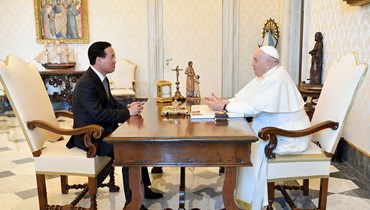 البابا فرنسيس والرئيس الفيتنامي فو فان تونغ خلال جلسة خاصة في الفاتيكان (27 تموز 2023 - أ ف ب).