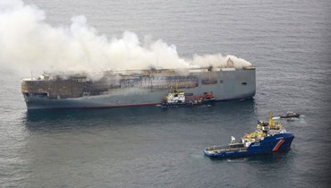سفينة الشحن المحترقة قبالة هولندا (أ ف ب).