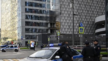 ضباط الشرطة في المنطقة المتضررة بموسكو عقب هجوم بطائرة أوكرانية بدون طيار (30 تموز 2023،"أ ف ب").