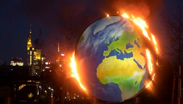 نشطاء مناخيّون يحرقون مجسّماً لكوكب الأرض للمطالبة بمكافحة التغيّر المناخيّ، ألمانيا 2020 (أ ب) 
