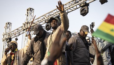 صورة ارشيفية- سونكو ملوحا لأنصاره خلال تجمع للمعارضة قبل يومين من محاكمته في داكار (14 آذار 2023، أ ف ب). 