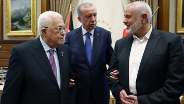 عباس (إلى اليسار)، اردوغان، وهنية خلال لقاء في المجمع الرئاسي في أنقرة (26 تموز 2023، أ ف ب).