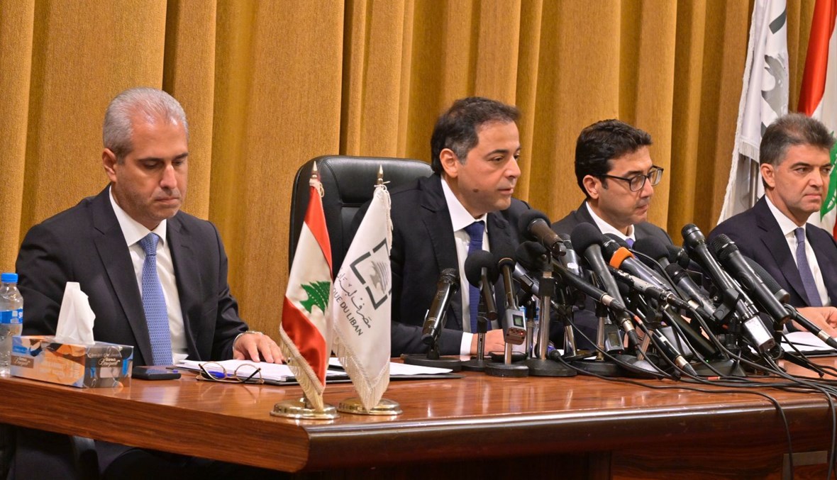 النائب الأول لحاكم مصرف لبنان وسيم منصوري إلى جانب النواب الثلاثة في مؤتمر صحافي قبيل انتهاء ولاية الحاكم رياض سلامة اليوم (نبيل إسماعيل).