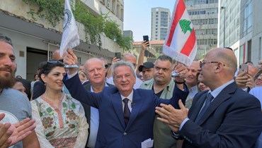 حاكم مصرف لبنان المنتهية ولايته رياض سلامه يخرج من المصرف في احتفالية ولو مصطنعة (نبيل اسماعيل).