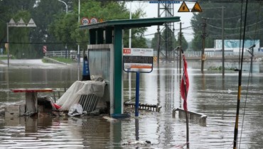 محطة حافلات غمرتها المياه  بعد هطول أمطار غزيرة في بيجينغ (أ ف ب). 