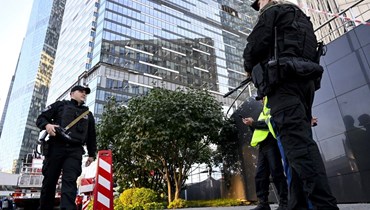 شرطيون طوقوا منطقة حول مبنى متضرر في مركز موسكو الدولي للأعمال في أعقاب هجوم بطائرة مسيرة في موسكو (1 آب 2023، أ ف ب).