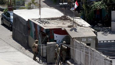 مركز للجيش عند مدخل مخيم عين الحلوة (أ ف ب).